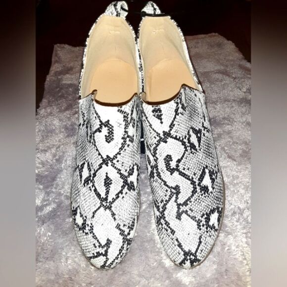 WOMEN'S cut-out ankle boots sz, 8,and 10 - Picture 14 of 15